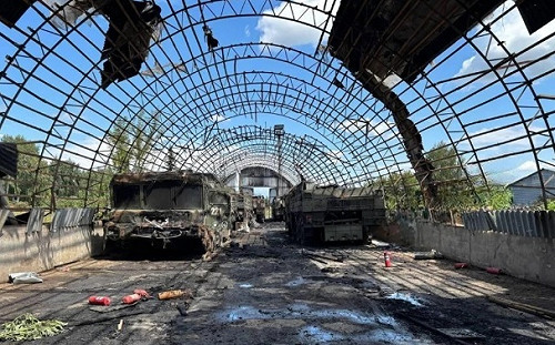 藏在機庫也躲不掉! 烏14無人機襲擊 「伊斯坎德爾-M」發射、運輸車被毀