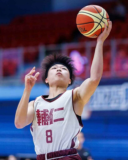 登峰造極青年籃球賽 輔大射手林哲宇率隊奪首勝