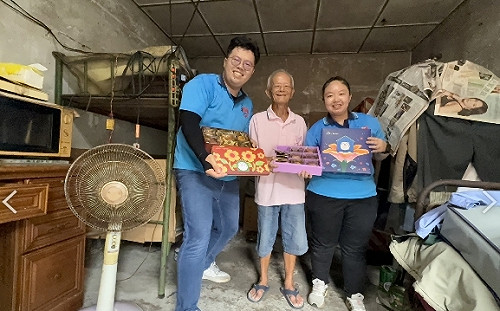 愛與善的循環！台中郵局購喜憨兒月餅轉贈獨老賀中秋