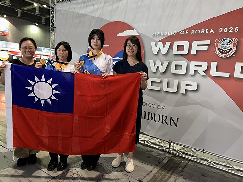 WDF世界盃飛鏢錦標賽　蔡詠恩、楊奕晴U18女雙摘金