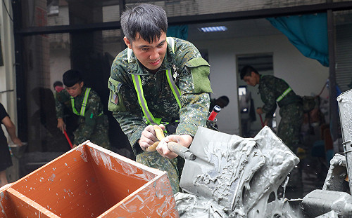 持續協助救災!國軍預估累計清理 605 戶淤泥
