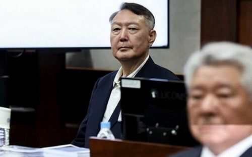 尹錫悅內亂案首度開庭 白髮＋面容憔悴現身法庭、否認所有指控 
