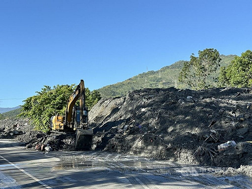 花蓮光復鄉街道滿是淤泥  大型器械深夜趕工清理