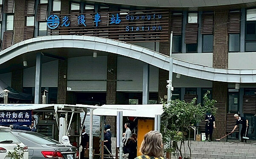 (影)鏟子超人光復救災憂無票回家!台鐵暖廣播「先上車後補票」感動萬人