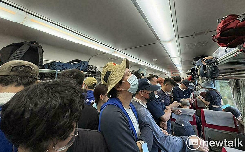 獨家》(影)鏟子超人收工瞬間!乘客火車上喊「辛苦了」 引爆全車廂鼓掌致謝