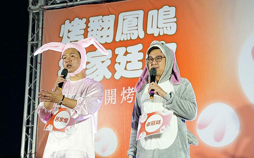 藍綠可以合！卓冠廷攜手呂家愷齊穿「兔子裝」 地方大哥眼眶泛紅好感動 