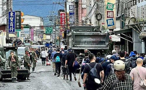 光復災區粉塵驚人 網友:「衣物能丟就丟」疾管署示警傳染病風險