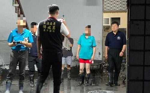 災民忙清淤傅崐萁「擺拍」遭轟!花蓮教師怒 : 夫妻倆在搞什麼?