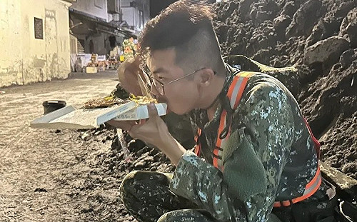 畫面很揪心!國軍協助光復鄉災區全面復原  蹲爛泥中吃便當