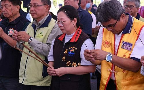 堰塞湖溢流釀18死 徐榛蔚赴頭七法會遭家屬怒嗆    部分罹難者家屬未受邀參加法會