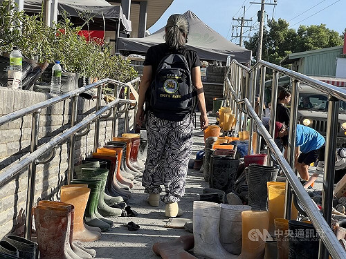 光復災區仍見志工湧入 雨鞋留給下一人成最美風景