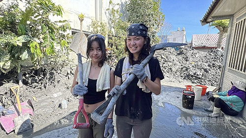 鏟子超人熱血接力 男大生剩木柄女大生喊救災不能等