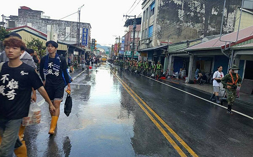 花蓮光復清淤現曙光 泥濘路終見地面!二階重建急徵水電技師