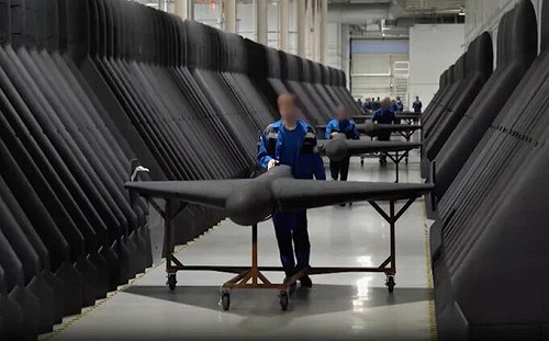 (影) 俄、朝「產學合作」! 2萬工人赴俄組「沙赫德」 北韓兵高舉「光榮彈」拒被俘