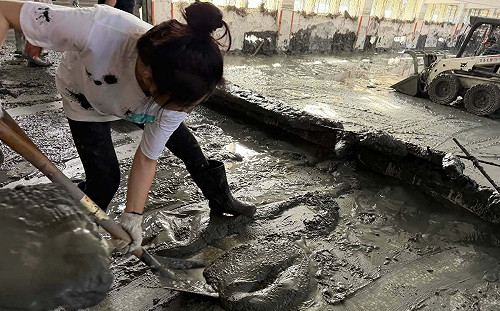 現身花蓮救災 徐巧芯率藍青年當「鏟子超人」