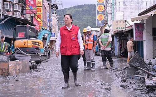 (影)民怨炸鍋! 徐榛蔚說明會挨罵!災民轟沒作為、躺地、離席抗議