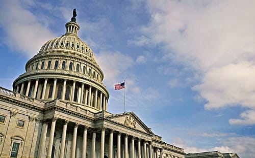 ICE爭議燒進國會！川普與民主黨急踩煞車  聯邦政府關門危機暫緩