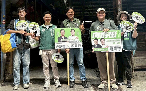 開高雄第三選區新人掃街第一槍 蔡秉璁聯合桃園議員許家睿市場拜票  