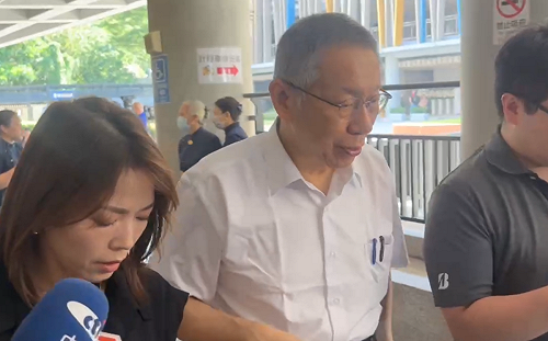 赴彭振聲母親告別式捻香卻無法交談關心 柯文哲長嘆一聲