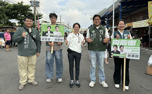 中秋前夕送火種    高雄議員參選人蔡秉璁期許延續民主火苗