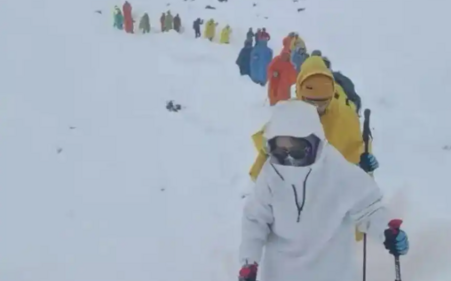 聖母峰暴雪突襲！上千登山客受困 350人已安全撤離