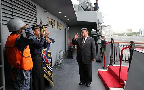 金正恩高調亮相國防展  親登第二艘「崔賢號」驅逐艦：明年要建第三艘