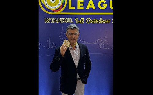 (影) 又是「 0 裝備」、手插口袋! 土耳其大叔再戰國際賽事 擊敗德國奪金