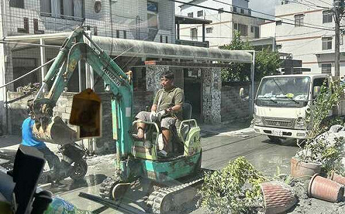 鏟子超人染菌亡！專科醫警告：災後泥水藏致命細菌　小傷恐奪命