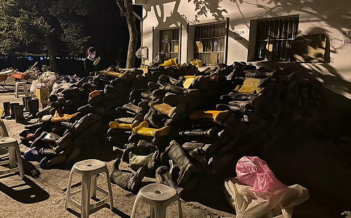 災區亂象?愛心雨鞋堆成山  志工呼籲鏟子超人「自行帶回」