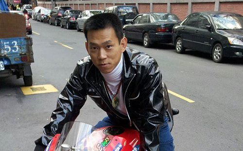 顏正國靈堂「遭偷拍打卡」！鋼鐵爸氣炸：為何要蹭流量