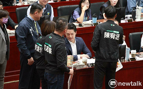 公然在北市議會工商?黃瀞瑩贈館長「大聲漢」 給蔣萬安護嗓