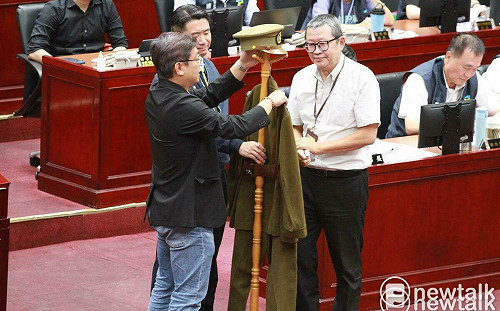 轟蔣萬安專制獨裁  陳賢蔚贈軍裝諷「威權」:這是仿造你阿祖的衣服