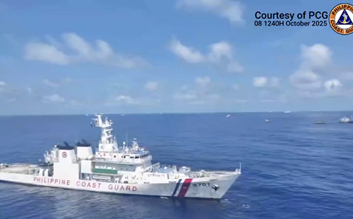 (影)中國海警、民兵船、軍艦、軍機全來  菲15公務船「穿梭」補給百艘漁船