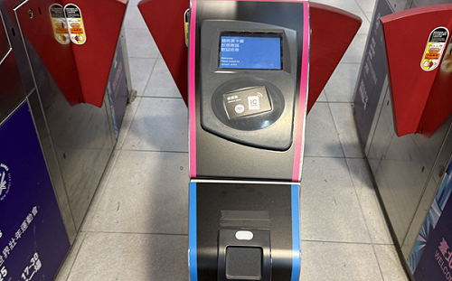 搭北捷進站掃「QR乘車碼」明年一月啟用！ 信用卡、手機感應再等等