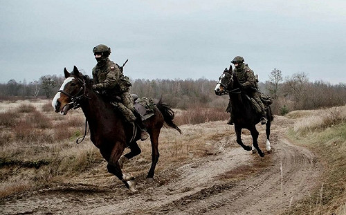 (影) 俄軍發動騎兵突擊全滅!  烏軍笑:人+馬比裝甲車還顯眼 5里外就鎖定