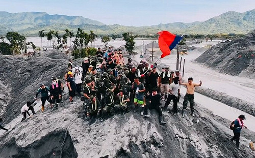 光復災區泥濘中揮舞國旗！軍民同心畫面感動2.4萬網友