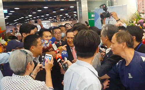 被問到誰比較勝任黨主席? 馬英九幽默的比向「自己」