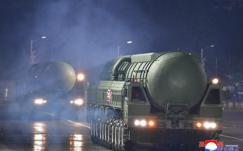 北韓深夜閱兵  「怪物級」洲際彈道飛彈火星-20亮相