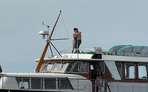 被拍到了! 緋聞成真 杜魯道與凱蒂．佩芮共搭遊艇親熱度假 手放她那裡.....