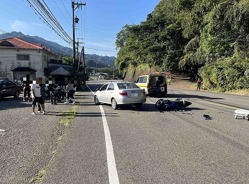 苗栗台3線轎車疑跨越雙黃線　對向重機女騎士遭殃