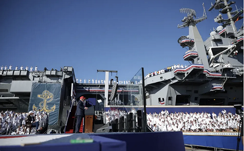 都過8個月了還沒修好! 川普登杜魯門號演說 巨大「遮醜布」掩蓋損壞部位