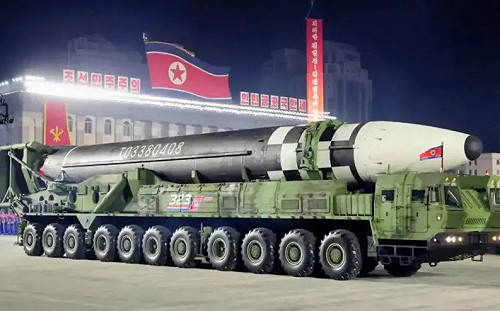北韓閱兵曝光新型洲際飛彈「火星-20」! 軍武迷:體積巨大但性能存疑