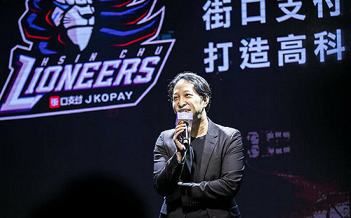 街口支付胡亦嘉對女檢察官「比中指」！開庭先道歉再嗆「再比100次也不夠」