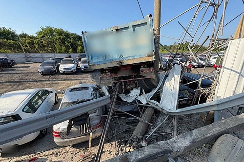 桃園聯結車衝出匝道槽化島　停車場多車受損