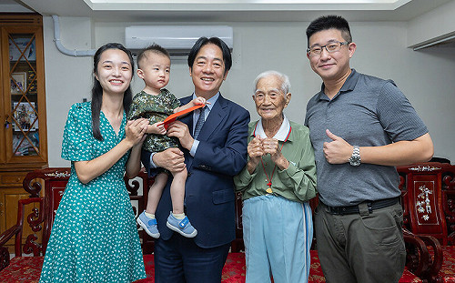 探望百歲人瑞 賴清德當場請教打太極:讚阿公是台灣葉問、黃飛鴻