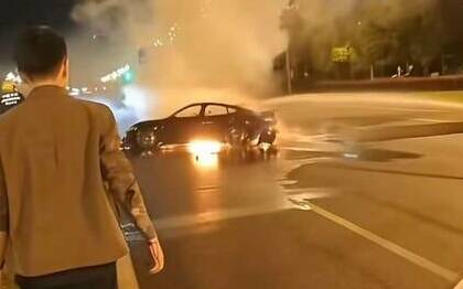 (影) 小米SU7成都超速失控自燃起火! 疑車門疑鎖死駕駛受困喪生 網急封貼文
