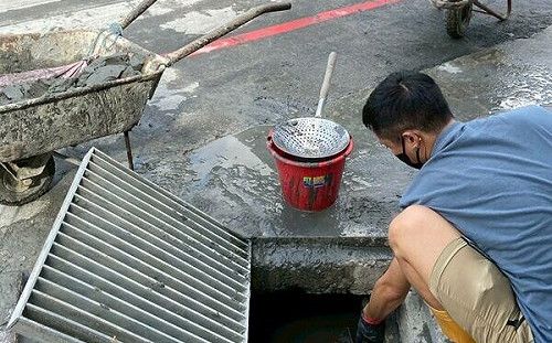 妮妃雅路過光復突下車!親鏟泥巴清溝「救災畫面」曝光
