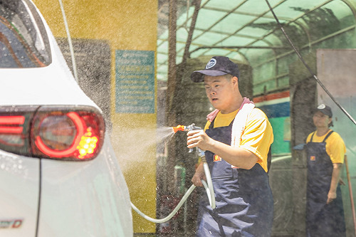 自立洗車闖出一片天 憨兒小軍的就業夢