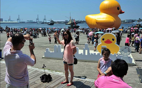 黃色小鴨進駐高雄首日 湧入20萬人次遊客