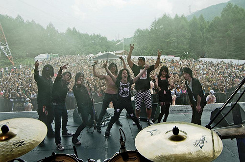 閃靈登富士主舞台 數萬觀眾嗨翻